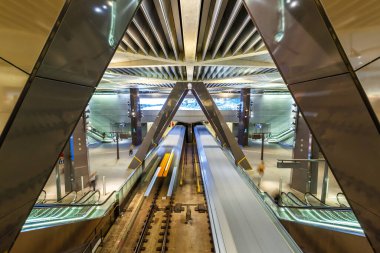 Amsterdam, Hollanda 9 Ekim 2022 Metro metro istasyonu. Hollanda, Amsterdam 'daki Noord Zuidlijn Merkez İstasyonu..