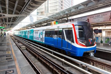 Bangkok, Tayland 14 Şubat 2023 BTS SkyTrain Sukhumvit Hattı treni Bangkok, Tayland 'daki Nana istasyonunda..