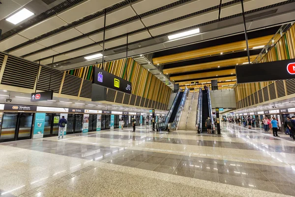 Singapur 4 Şubat 2023 Metro metro istasyonu Woodlands Thomson East Coast Line toplu taşımacılığı Singapur.