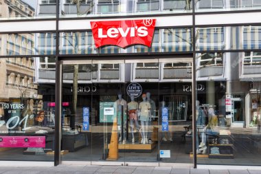 Stuttgart, Almanya - 10 Nisan 2023 Levi 's mağazası logo perakendecisi Stuttgart, Almanya.