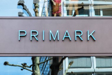 Stuttgart, Almanya - 10 Nisan 2023 Primark, Almanya 'da Stuttgart, Almanya' da logo perakende satış mağazası.