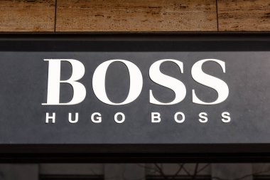 Stuttgart, Almanya - 10 Nisan 2023 Hugo Boss, Stuttgart, Almanya 'da logo perakendecisi olan bir mağaza..