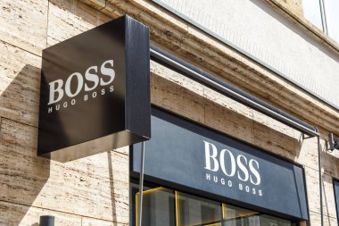 Stuttgart, Almanya - 10 Nisan 2023 Hugo Boss, Stuttgart, Almanya 'da logo perakendecisi olan bir mağaza..
