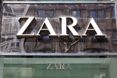 Stuttgart, Almanya - 10 Nisan 2023 Zara, Almanya 'da Stuttgart, Almanya' da logo perakende satış mağazası.