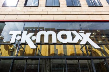 Stuttgart, Almanya - 10 Nisan 2023 TK Maxx marka mağazası logo perakendecisi Stuttgart, Almanya.
