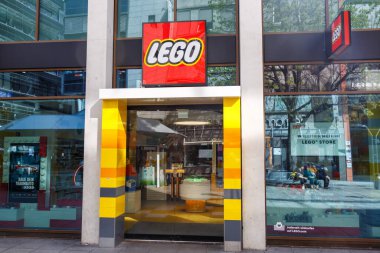 Stuttgart, Almanya - 10 Nisan 2023 Lego oyuncak mağazası logosu Stuttgart, Almanya.