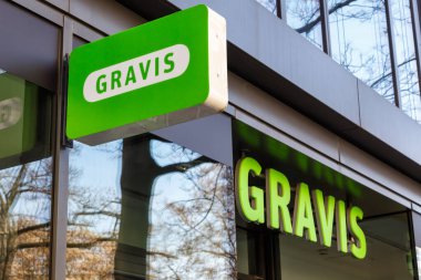 Stuttgart, Almanya - 10 Nisan 2023 Gravis marka mağazası logo perakendecisi Stuttgart, Almanya.