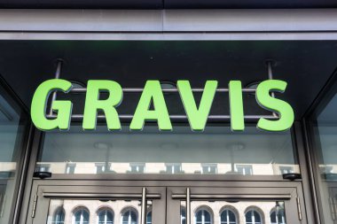 Stuttgart, Almanya - 10 Nisan 2023 Gravis marka mağazası logo perakendecisi Stuttgart, Almanya.