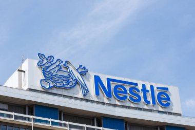Frankfurt, Almanya - 2 Ağustos 2022 Frankfurt, Almanya 'da logolu Nestle şirketinin Alman karargahı.