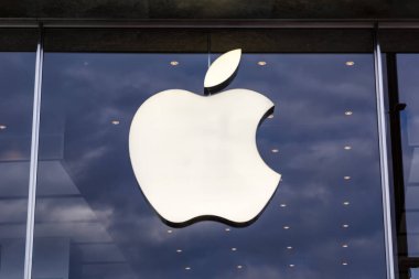Hamburg, Almanya - 13 Ağustos 2022 Apple logosu Hamburg, Almanya 'da bir mağazada.