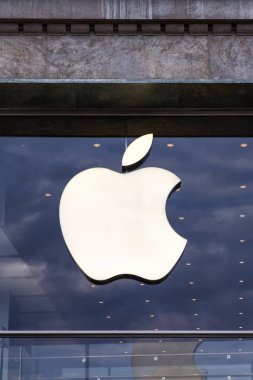 Hamburg, Almanya - 13 Ağustos 2022 Apple logosu Hamburg, Almanya 'da bir mağaza portresi formatında.