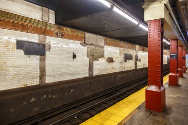 New York City, ABD - 30 Nisan 2023 New York Metro metro istasyonu Bowery, New York, ABD.