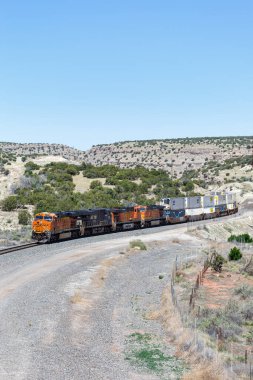 Abo, ABD - 9 Mayıs 2023: BNSF Demiryolu yük treni New Mexico, ABD.