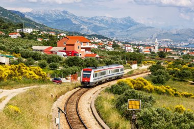 Kastel Stari, Hırvatistan - 31 Mayıs 2023: Hırvatistan 'ın Kastel Stari kentinde Hırvat Demiryolları Hrvatske Zeljeznice' in eğik sistemine sahip banliyö treni.