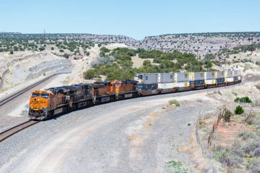 Abo, ABD - 9 Mayıs 2023: BNSF Demiryolu yük treni New Mexico, ABD.