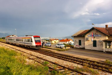 Kastel Stari, Hırvatistan - 30 Mayıs 2023: Hırvatistan 'ın Kastel Stari kentindeki tren istasyonunda Hırvat Demiryolları Hrvatske Zeljeznice' in eğim sistemine sahip banliyö treni.