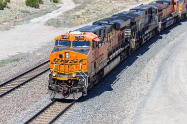 Abo, ABD - 9 Mayıs 2023: BNSF Demiryolu yük treni New Mexico, ABD.
