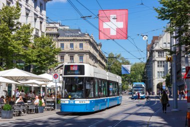 Zürih, İsviçre - 10 Ağustos 2023: Zürih, İsviçre 'de tramvay tipi Bombardier Flexity 2 toplu taşımacılık.