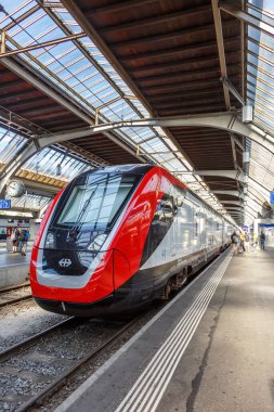 Zürih, İsviçre - 10 Ağustos 2023: İsviçre, Zürih 'teki ana tren istasyonunda SBB Schweizerische Bundesbahnen' in InterRegio tipi Bombardier Twindexx treni.