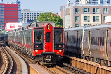 New York City, ABD - 11 Mayıs 2023: Metro-North Demiryolu banliyösü, ABD 'nin New York şehrindeki Harlem 125..