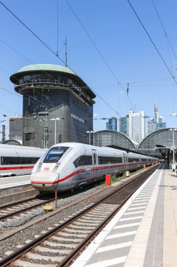 Frankfurt, Almanya - 18 Temmuz 2023: Almanya 'nın Frankfurt kentindeki ana tren istasyonunda DB Deutsche Bahn' ın ICE hızlı treni.