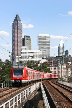 Frankfurt, Almanya - 18 Temmuz 2023: Frankfurt, Almanya 'daki DB Deutsche Bahn tren istasyonunda S-Bahn banliyö treni.