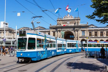 Zürih, İsviçre - 10 Ağustos 2023: Bahnhofstrasse tramvayı ile İsviçre 'nin Zürih kentinde toplu taşımacılık.