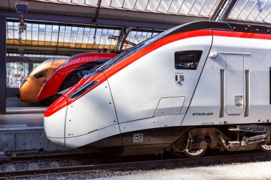 Zürih, İsviçre - 10 Ağustos 2023: İsviçre 'nin Zürih kentindeki ana tren istasyonunda SBB Schweizerische Bundesbahnen ve Sudostbahn yolcu trenleri.