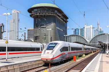Frankfurt, Almanya - 18 Temmuz 2023: Almanya 'nın Frankfurt kentindeki ana tren istasyonunda DB Deutsche Bahn' ın ICE hızlı treni.
