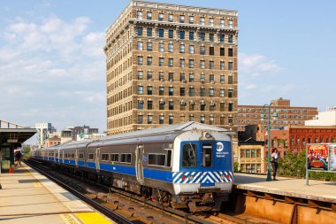 New York, ABD - 11 Mayıs 2023: Metro-North Demiryolu banliyö treni New York, ABD 'deki Harlem 125. Cadde tren istasyonunda toplu taşımacılık.