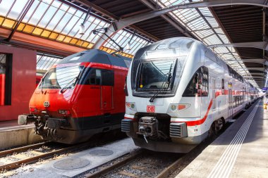 Zürih, İsviçre - 10 Ağustos 2023: SBB Schweizerische Bundesbahnen ve DB Deutsche Bahn yolcu trenleri İsviçre 'nin Zürih kentindeki ana tren istasyonunda.