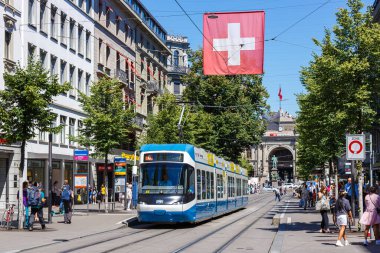 Zürih, İsviçre - 10 Ağustos 2023: İsviçre 'nin Zürih kentinde tramvay tipi Kobra-Tramvay toplu taşımacılığı.