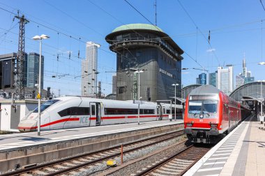 Frankfurt, Almanya - 18 Temmuz 2023: Almanya 'nın Frankfurt kentindeki ana tren istasyonunda DB Deutsche Bahn' ın ICE treni ve bölgesel trenleri.