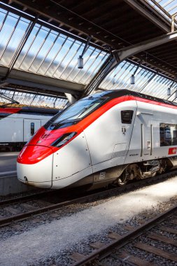 Zürih, İsviçre - 10 Ağustos 2023: İsviçre 'nin Zürih kentindeki ana tren istasyonunda SBB Schweizerische Bundesbahnen' den Stadler Demiryolu 'ndan Giruno tipi yolcu treni.