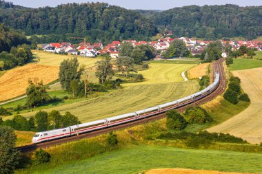 Lonsee, Almanya - 21 Temmuz 2021: Almanya 'nın Lonsee kenti yakınlarındaki Filstalbahn' da DB Deutsche Bahn 'ın ICE 1 yüksek hızlı treni.