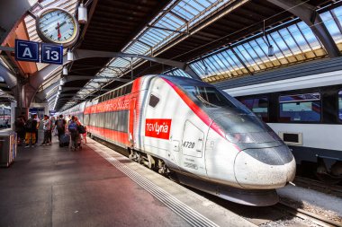 Zürih, İsviçre - 10 Ağustos 2023: TGV Lyria yüksek hızlı SNCF treni İsviçre 'nin Zürih kentindeki ana tren istasyonunda.