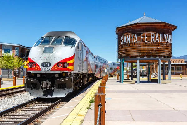 Santa Fe, ABD - 8 Mayıs 2023: New Mexico Rail Runner Express ABD 'nin Santa Fe kentindeki tren rayları.