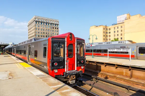 New York City, ABD - 11 Mayıs 2023: Metro-North Demiryolu banliyösü, ABD 'nin New York şehrindeki Harlem 125..