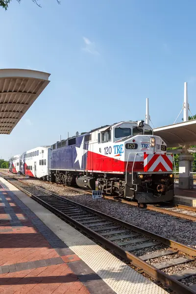 美国达拉斯 2023年5月5日 三一铁路快车 Trinity Railway Express Tre 通勤列车在美国达拉斯联合车站的公共交通肖像格式 — 图库照片