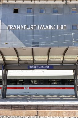 Frankfurt, Almanya - 18 Temmuz 2023: Almanya 'nın Frankfurt kentindeki ana tren istasyonunda DB Deutsche Bahn' ın ICE hızlı treni.