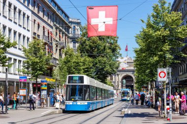 Zürih, İsviçre - 10 Ağustos 2023: Zürih, İsviçre 'de tramvay tipi Bombardier Flexity 2 toplu taşımacılık.