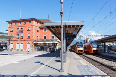 Arth, İsviçre - 11 Ağustos 2023: İsviçre 'nin Arth-Goldau kentindeki tren istasyonunda Sudostbahn' lı Stadler Flirt tipi yolcu trenleri.