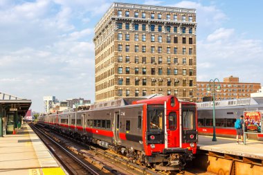 New York, ABD - 11 Mayıs 2023: Metro-North Demiryolu banliyö treni New York, ABD 'deki Harlem 125. Cadde tren istasyonunda toplu taşımacılık.