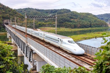 Kurashiki, Japonya - 1 Ekim 2023: Shinkansen N700 hızlı treni Japonya 'nın Kurashiki kentindeki Sanyo Shinkansen hattında Japonya Demiryolu JR West tarafından işletilmektedir..