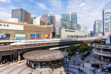 Tokyo, Japonya - 26 Eylül 2023: Japonya 'daki Yurakucho tren istasyonunda Japon Demiryolu JR tarafından işletilen Shinkansen N700 hızlı tren.