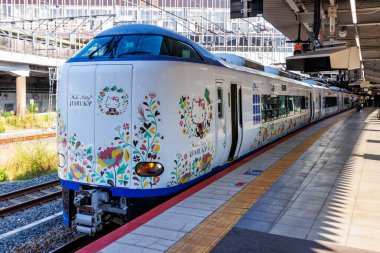 Osaka, Japonya - 30 Eylül 2023: Merhaba Kitty Haruka treni Japonya Demiryolu JR tarafından Osaka, Japonya 'da Kansai Havaalanı Ekspresi olarak kullanıldı..