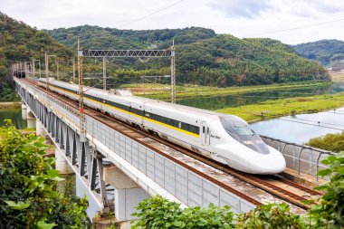 Kurashiki, Japonya - 1 Ekim 2023: Shinkansen Japonya 'nın Kurashiki kentindeki Sanyo Shinkansen hattında Japon Demiryolu JR West Rail Star tarafından işletilen yüksek hızlı tren.