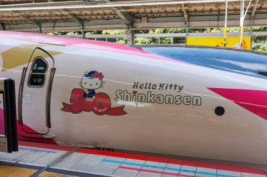 Kobe, Japonya - 30 Eylül 2023: Shinkansen Hello Kitty Japonya 'daki Shin-Kobe tren istasyonunda Japon Demiryolu JR West tarafından işletilen yüksek hızlı tren.