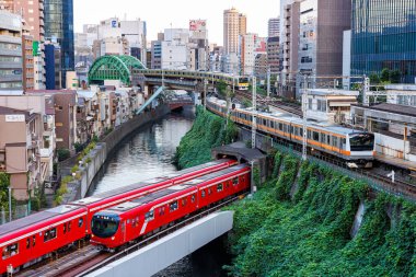 Tokyo, Japonya - 25 Eylül 2023: Tokyo 'da metro trenleri ve Japonya Demiryolları ile toplu taşıma.