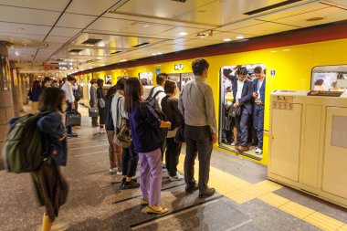 Tokyo, Japonya - 6 Ekim 2023 Tokyo, Japonya 'daki Ueno istasyonundaki Tokyo metro istasyonunda trafik saati.